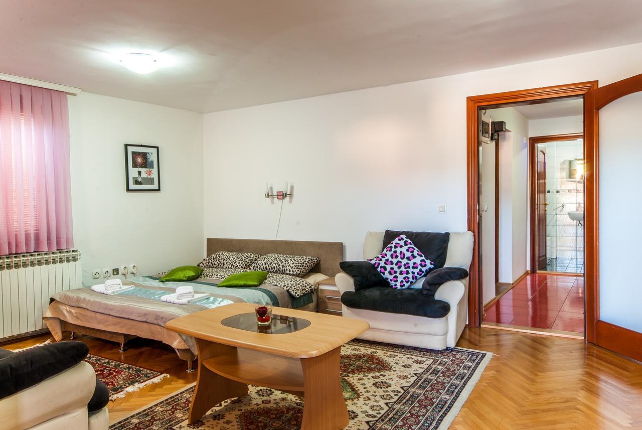 Apartments Kira SJJ Eksteriør bilde